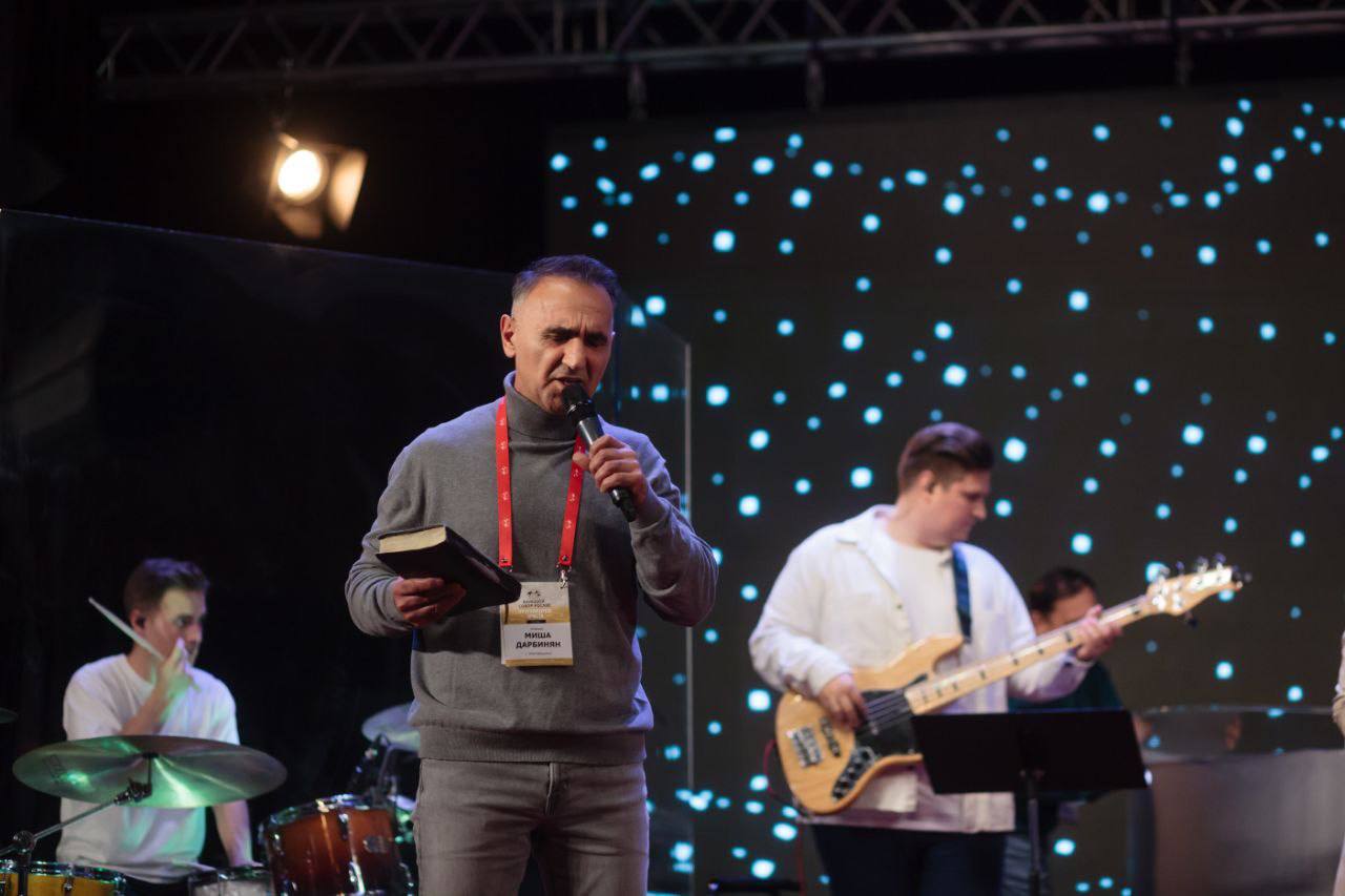 Пастор Михаил Дарбинян свидетельствовал на Большом Соборе РОСХВЕ об исцелении от лейкоплакии